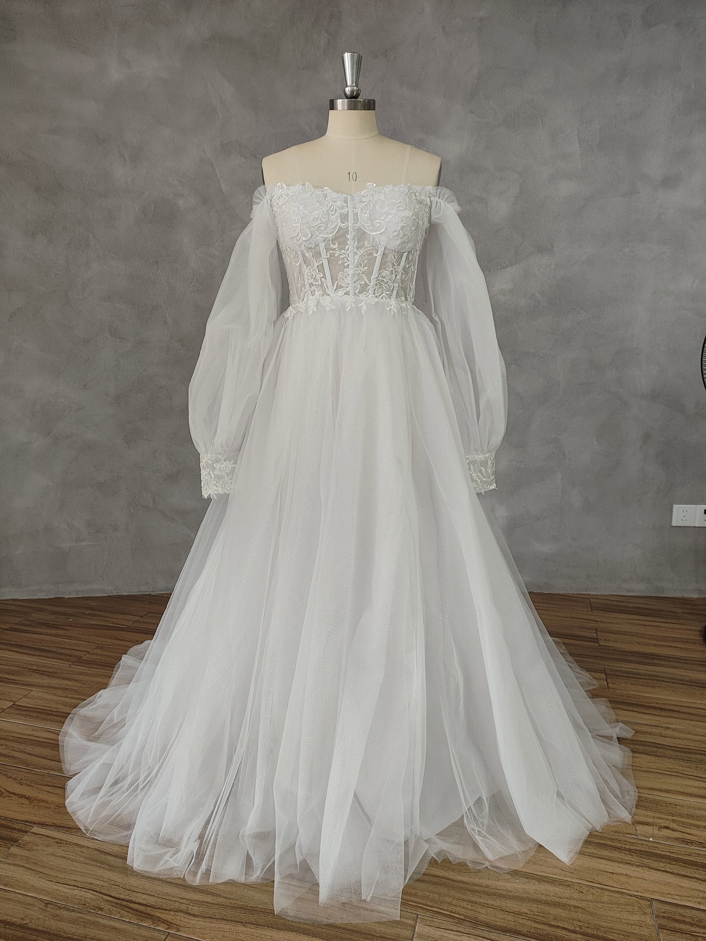 Sparkling Long Wedding Dress Lace Flower Applique Tulle Puff Sleeves Sweatheart Bride Gowns